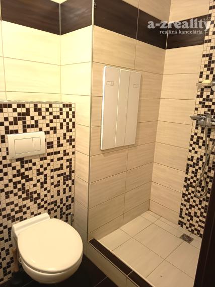 Na prenájom nezariadený 1 izbový byt v Nových Zámkoch