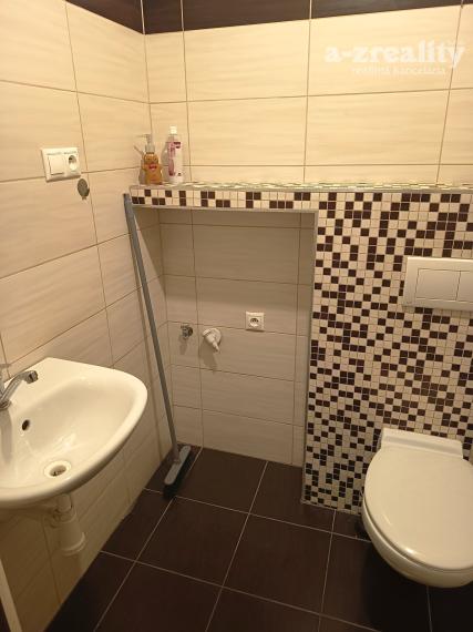 Na prenájom nezariadený 1 izbový byt v Nových Zámkoch