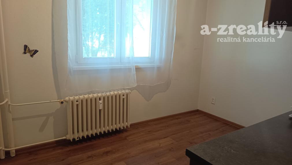 Na prenájom nezariadený 1 izbový byt v Nových Zámkoch