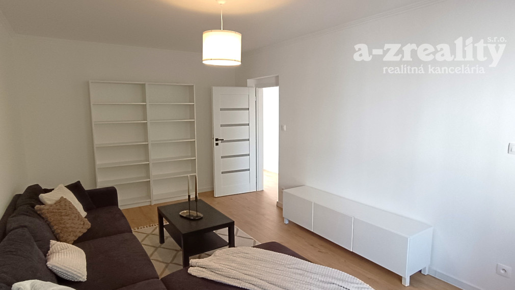 Prenájom 3 izbového bytu v centre mesta Nových Zámkov