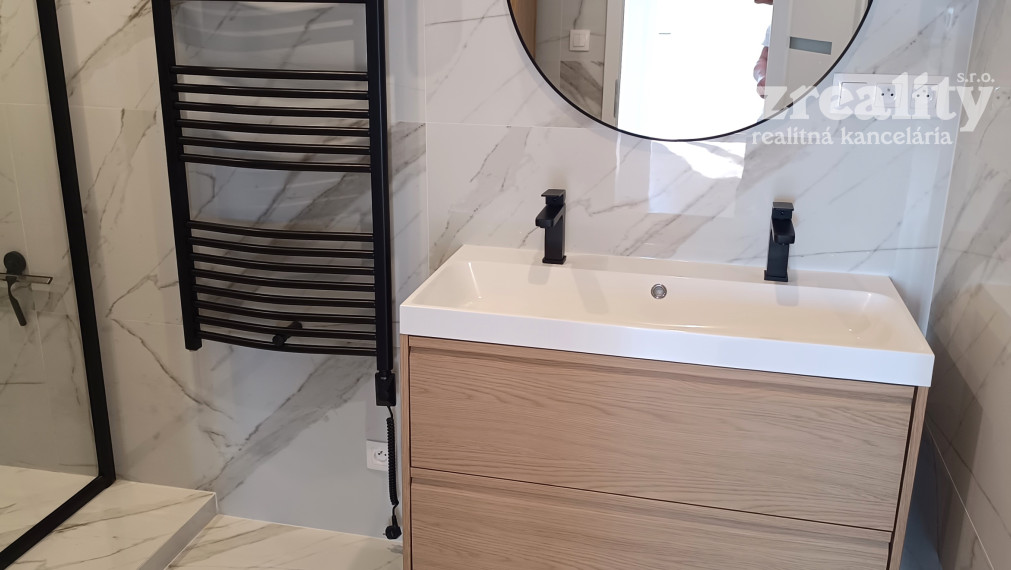 Prenájom 3 izbového bytu v centre mesta Nových Zámkov