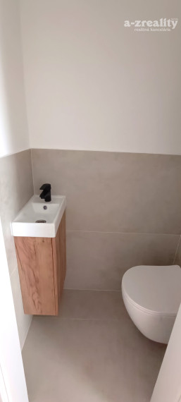 Prenájom 3 izbového bytu v centre mesta Nových Zámkov