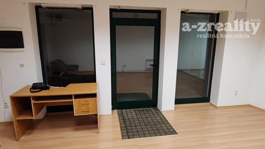 Komerčný priestor v centre Komárna na prenájom