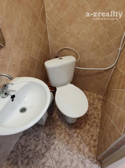 Komerčný priestor v centre Komárna na prenájom