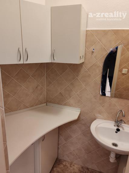 Komerčný priestor v centre Komárna na prenájom