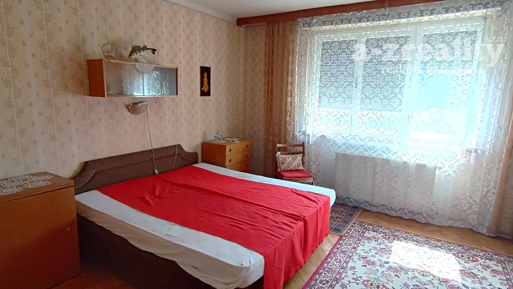 Na predaj veľký 3 izbový byt s balkónom a s garážou v Komárne