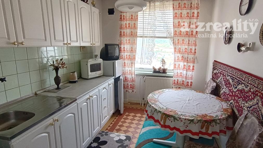 Na predaj veľký 3 izbový byt s balkónom a s garážou v Komárne