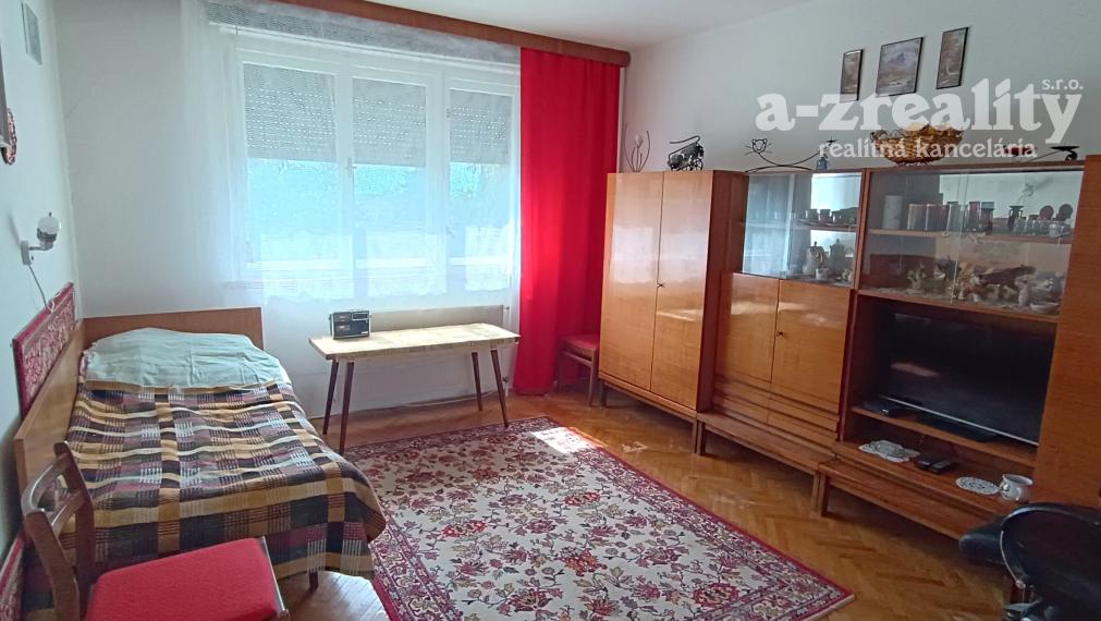 Na predaj veľký 3 izbový byt s balkónom a s garážou v Komárne