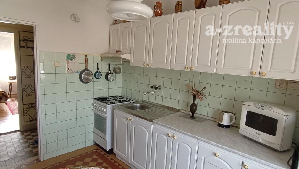 Na predaj veľký 3 izbový byt s balkónom a s garážou v Komárne