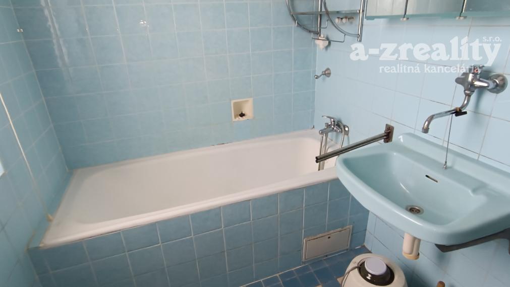 Na predaj veľký 3 izbový byt s balkónom a s garážou v Komárne