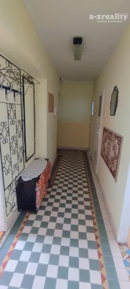 Na predaj veľký 3 izbový byt s balkónom a s garážou v Komárne