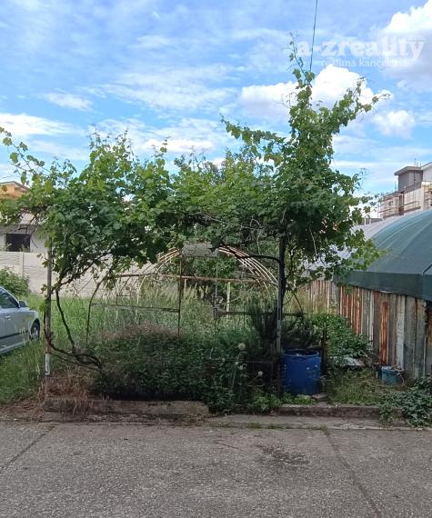 Na predaj veľký 3 izbový byt s balkónom a s garážou v Komárne