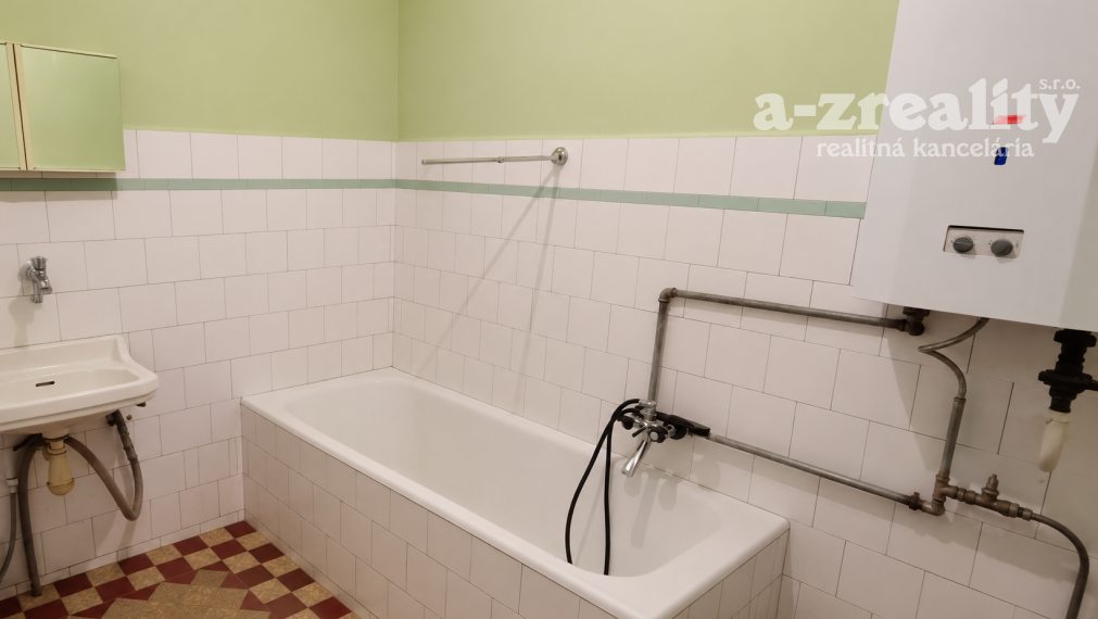 Na predaj starší 4 izbový rodinný dom v obci Tvrdošovce