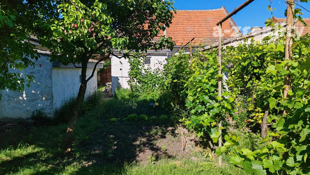 Iba u nás! Rodinný dom s garážou na predaj v Komárne