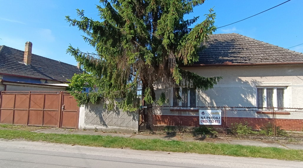 Na predaj starší RD v Tvrdošovciach s veľkým pozemkom!