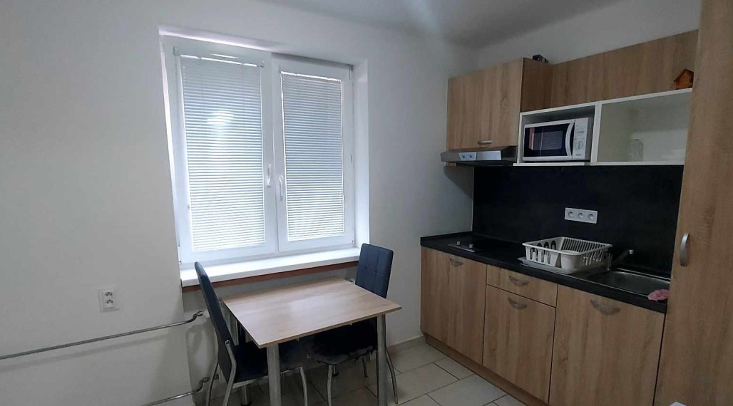 Ponúkame na prenájom zariadený 1 izbový byt v Komárne