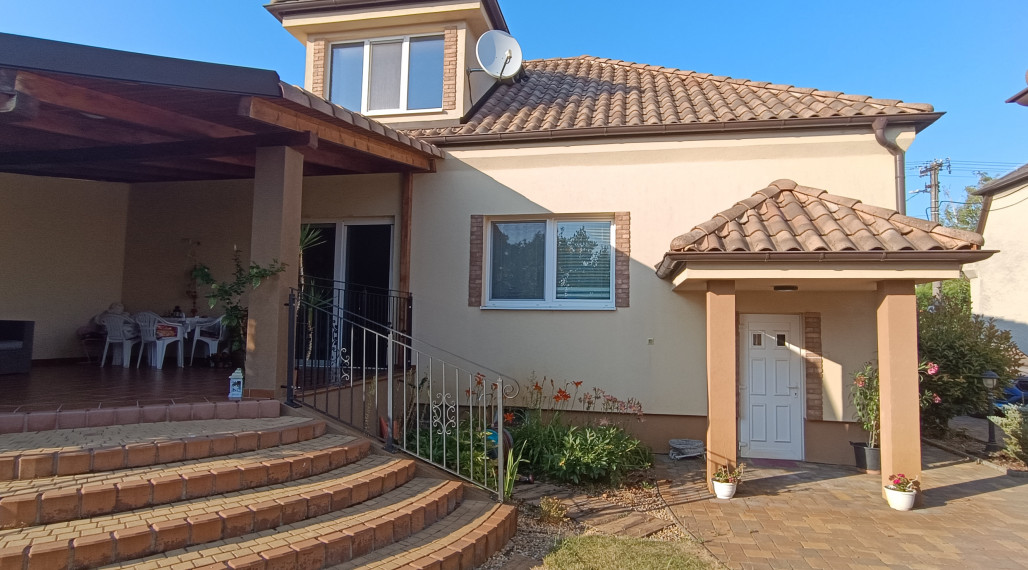 Na predaj kompletne zrekonštruovaný rodinný dom s bazénom v Palárikove