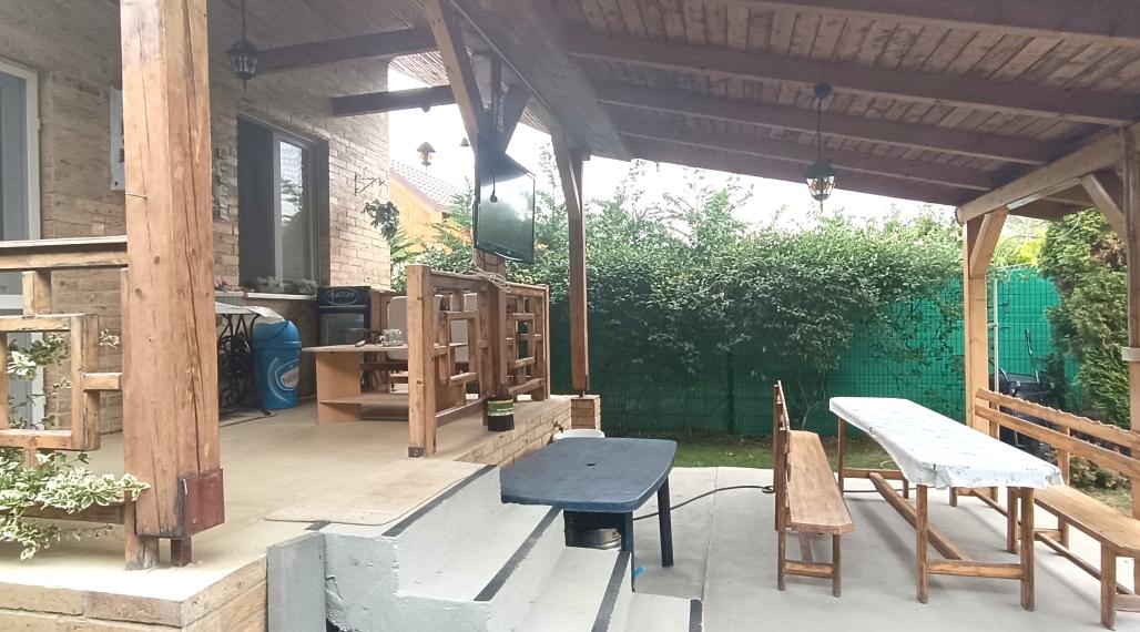 Na predaj priestranná chata na Kvitnúcom ostrove pri N.Zámkoch