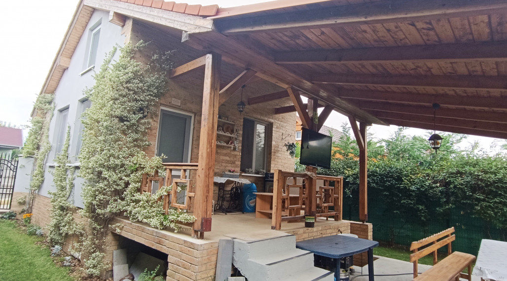 Na predaj priestranná chata na Kvitnúcom ostrove pri N.Zámkoch