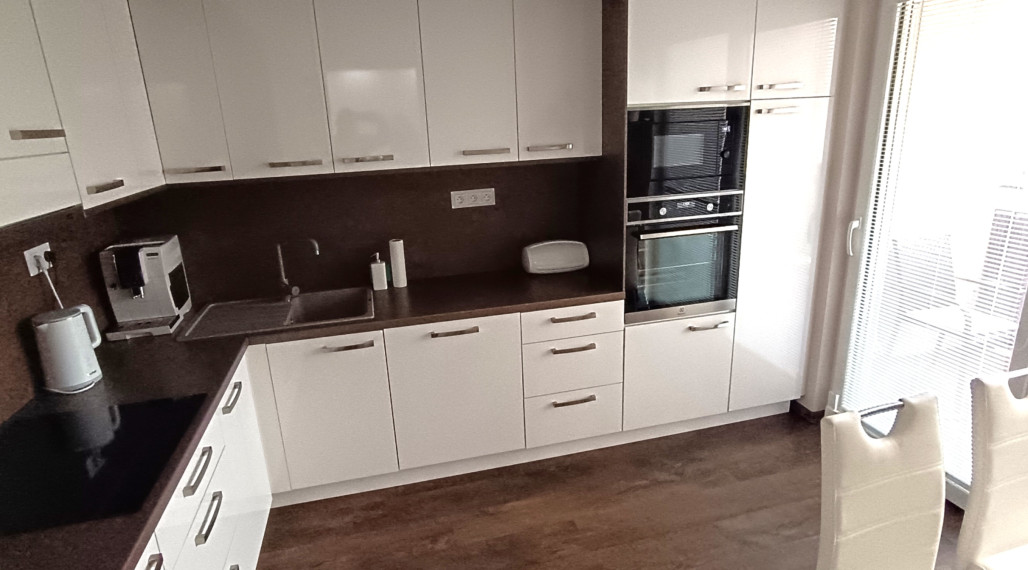 Na predaj zrekonštruovaný veľký 3 izbový byt v Nových Zámkoch