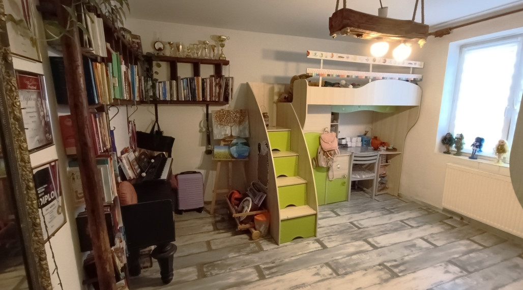 4-izbový dom s prístavbou, garážou a bazénom  v Jatove