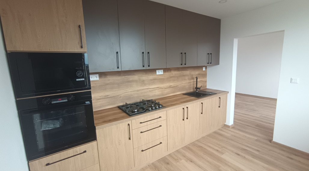 Na prenájom zrekonštruovaný veľký 3 izbový byt v Nových Zámkoch