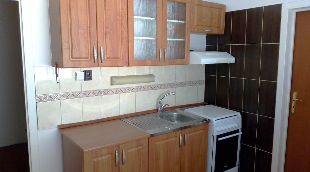 Na prenájom nezariadený 1 izbový byt s balkónom v Nových Zámkoch