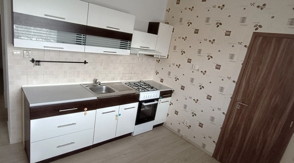 EXKLUZÍVNE NA PRENÁJOM – 2-IZB. BYT NA JUHU V NOVÝCH ZÁMKOCH