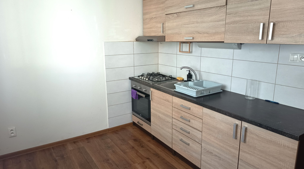 Na prenájom nezariadený 1 izbový byt v Nových Zámkoch