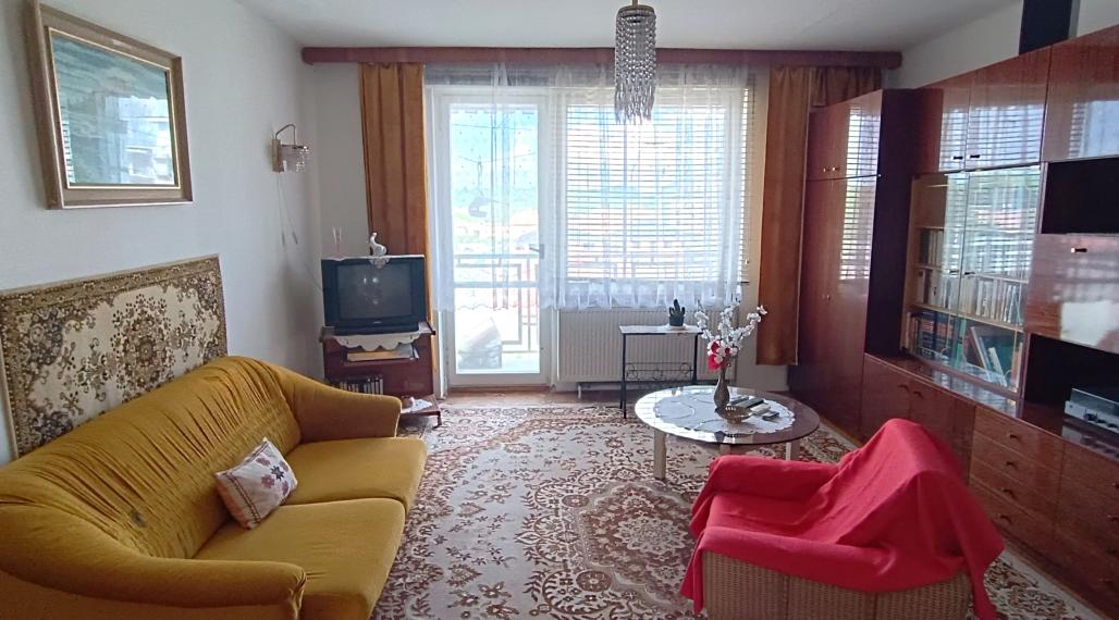 Na predaj veľký 3 izbový byt s balkónom a s garážou v Komárne