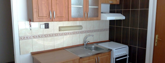 Na prenájom nezariadený 1 izbový byt s balkónom v Nových Zámkoch