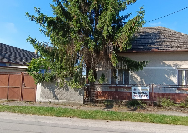 Na predaj starší RD v Tvrdošovciach s veľkým pozemkom!