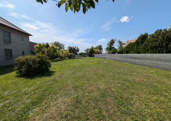 Ponúkame na predaj pozemok v Okánikove