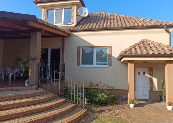 Na predaj kompletne zrekonštruovaný rodinný dom s bazénom v Palárikove