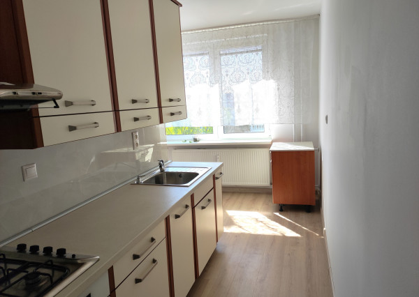 Na prenájom 2 izbový nezariadený byt v Nových Zámkoch