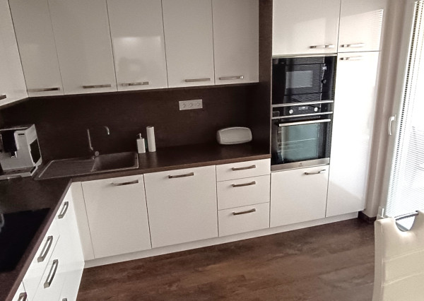 Na predaj zrekonštruovaný veľký 3 izbový byt v Nových Zámkoch