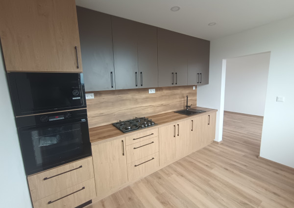 Na prenájom zrekonštruovaný veľký 3 izbový byt v Nových Zámkoch