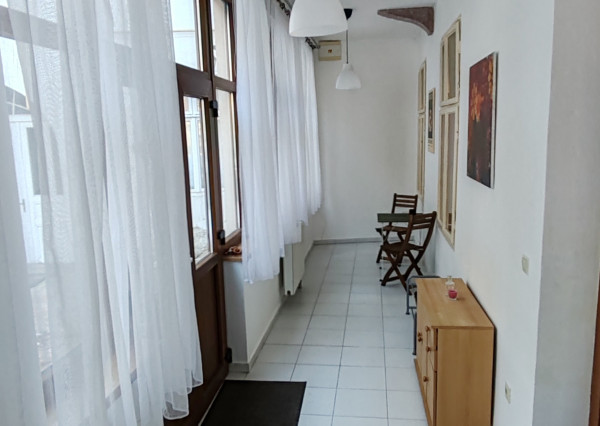 Veľký 1 izbový byt v dome so záhradou na prenájom