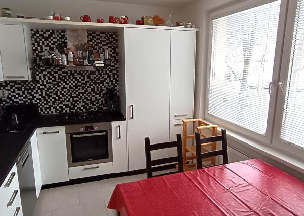 Na predaj veľký 3 izbový byt v Nových Zámkoch