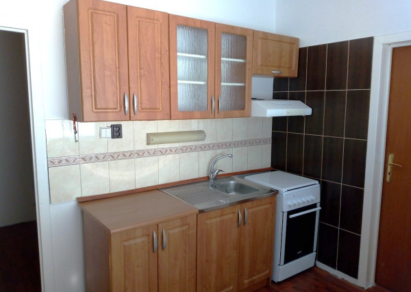 Na prenájom nezariadený 1 izbový byt s balkónom v Nových Zámkoch