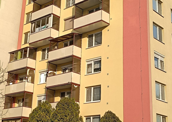 Na predaj zrekonštruovaný 3 izbový byt v Nových Zámkoch