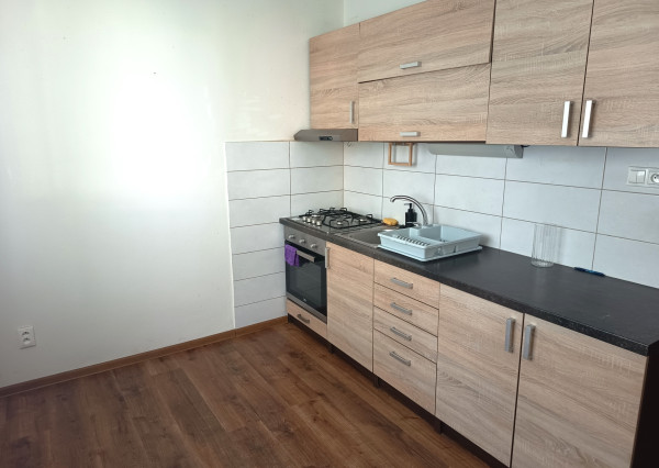 Na prenájom nezariadený 1 izbový byt v Nových Zámkoch