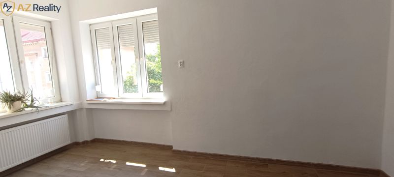 izba s oknom na ulicu