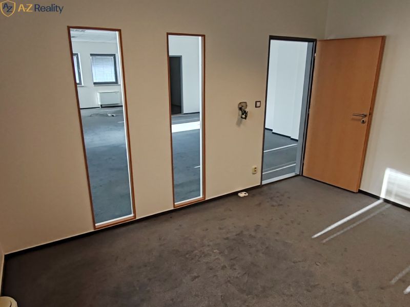 malá kancelária foto 2.jpg