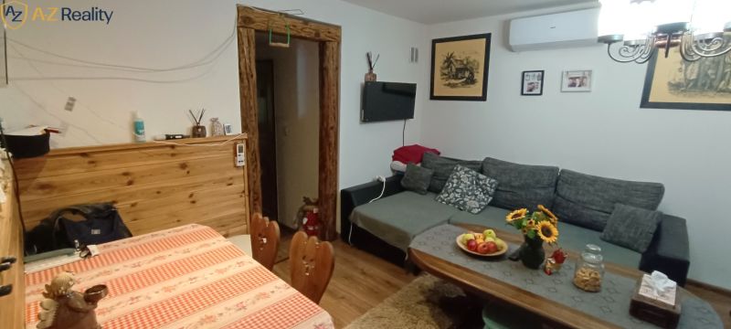 obývačka s jedálňou od kuchyne.jpg
