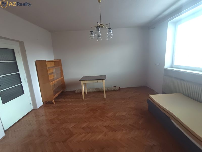 priechodná izba s dverami.jpg
