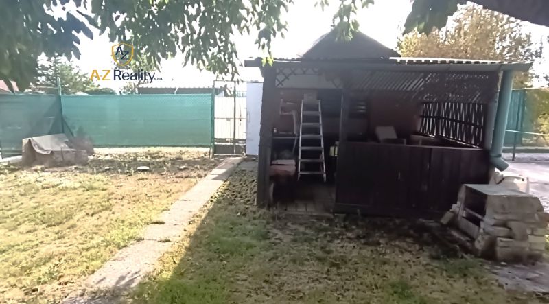 vchod do záhrady a záhr.domček.jpg